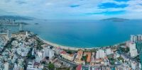 Ngắm bình minh trên vịnh Nha Trang qua ban công nhà bạn từ căn hộ Marina Suites.